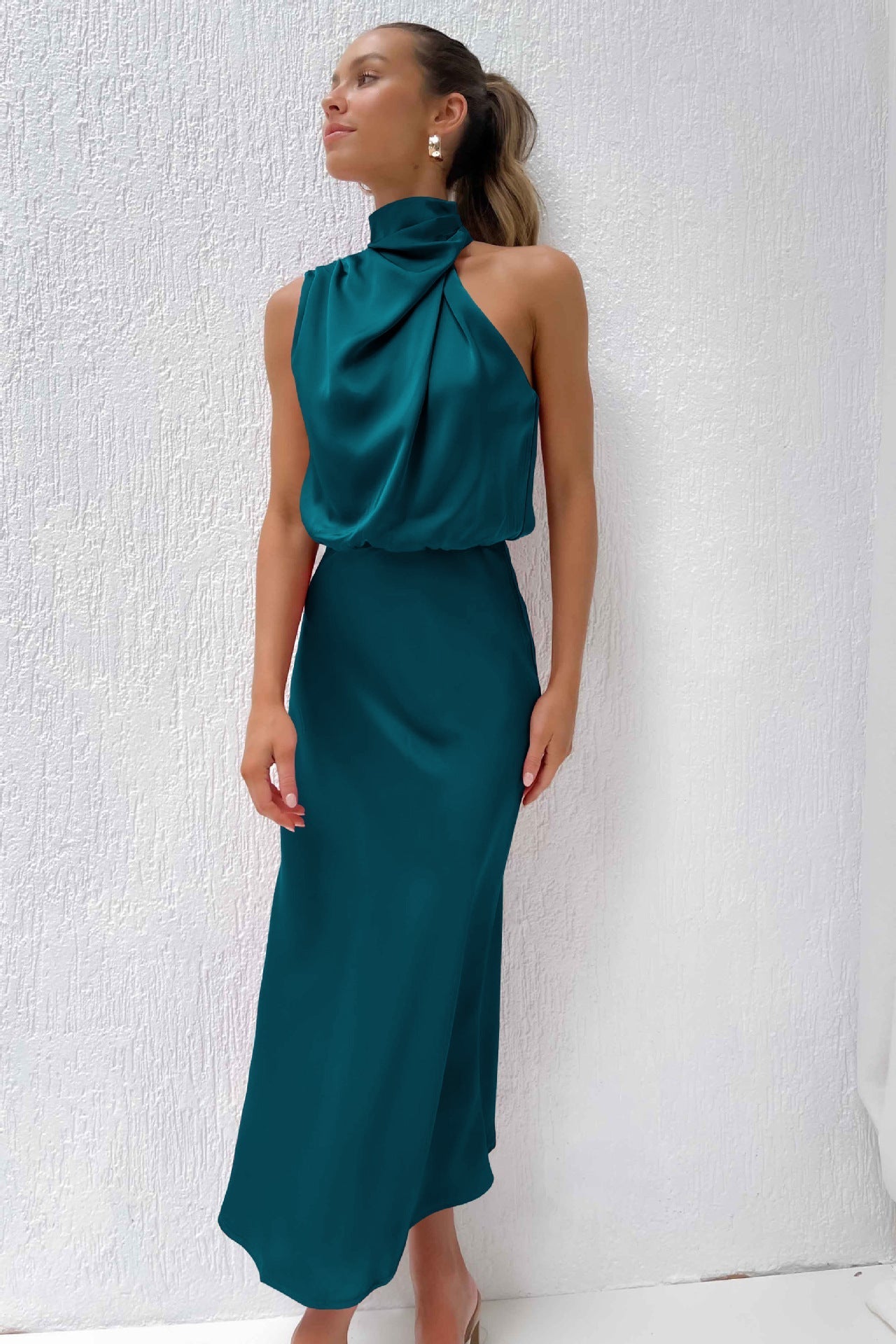 Lång satin klänning med halterneck