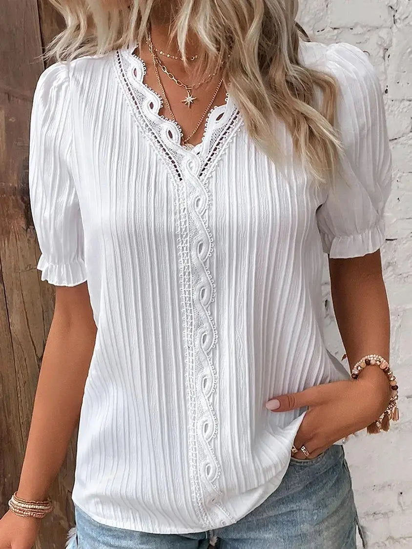 Mira – Feminin topp med spetsdetaljer