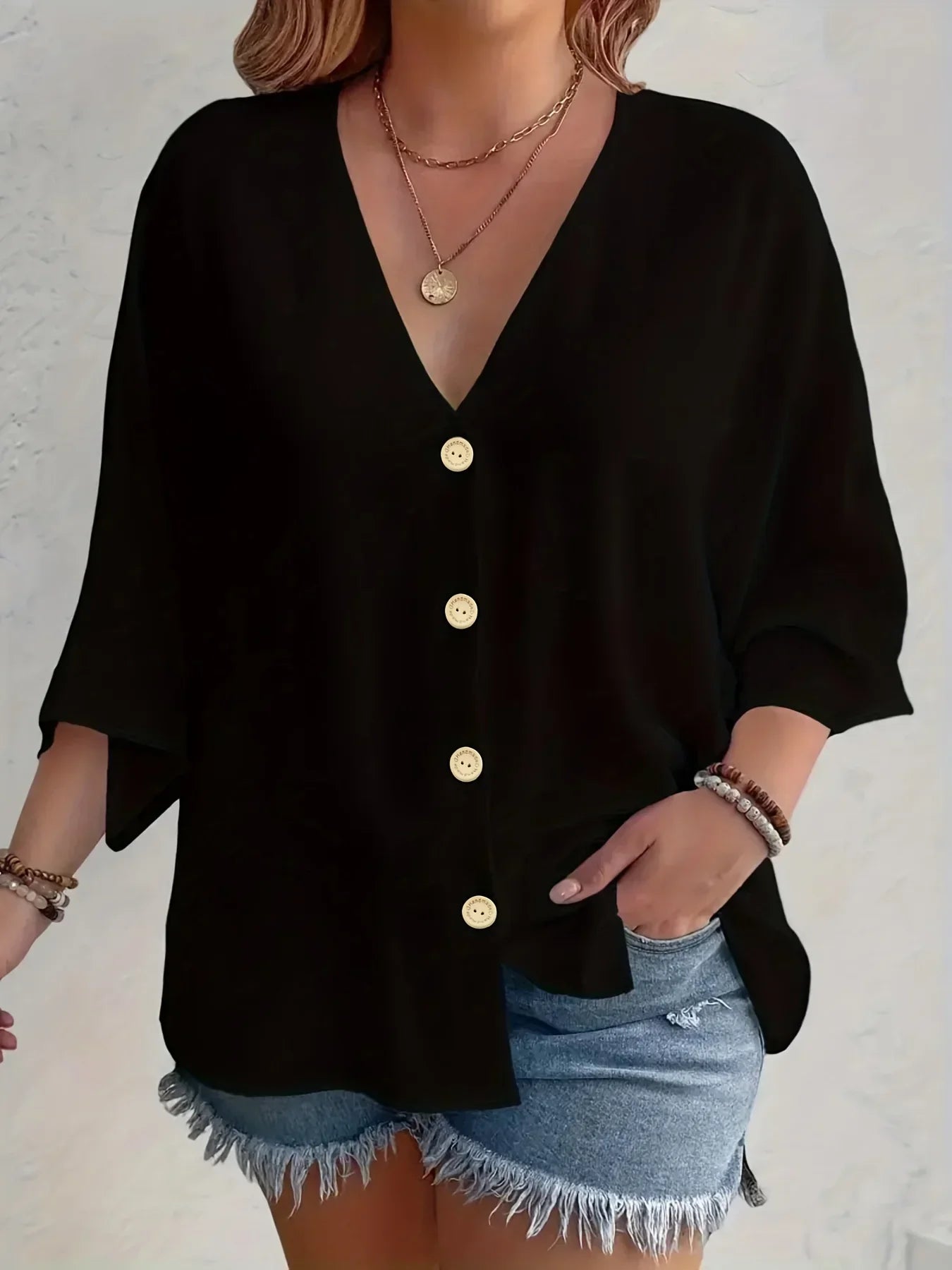 Signe – Blus med knäppning och ¾-ärm