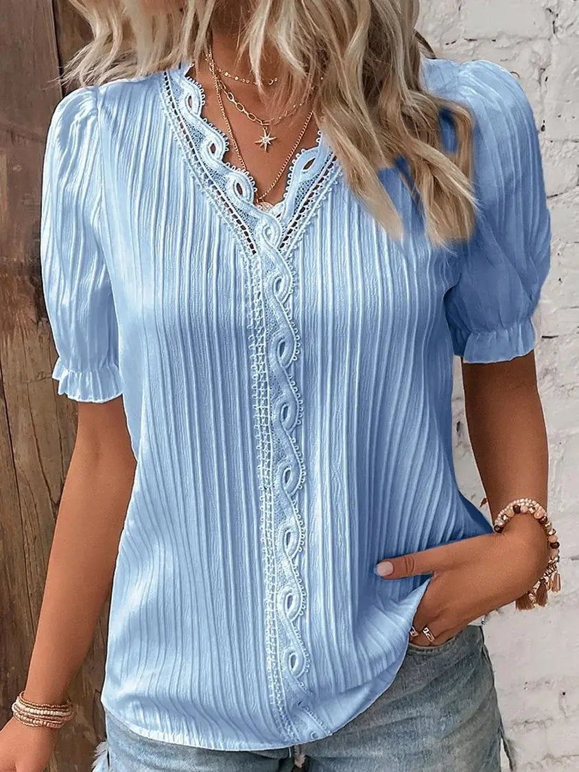 Mira – Feminin topp med spetsdetaljer