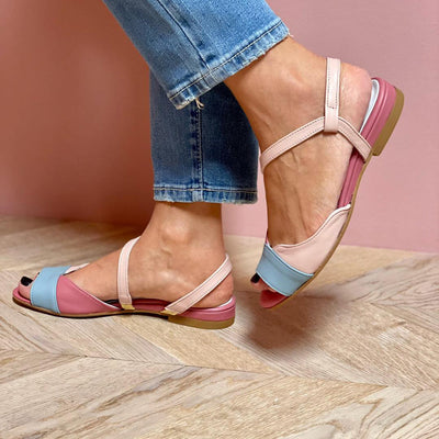 Roselina | Asymmetriska rosa sandaler i color-block stil