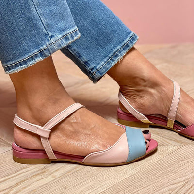 Roselina | Asymmetriska rosa sandaler i color-block stil