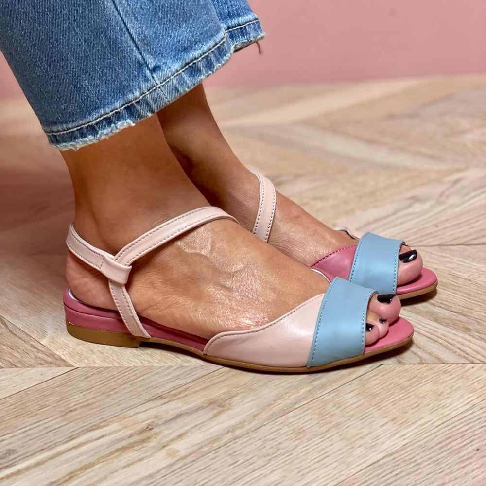 Roselina | Asymmetriska rosa sandaler i color-block stil